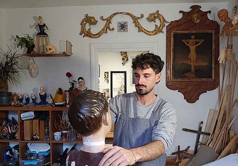 El pintor y escultor granadino que deja su firma en numerosas hermandades de su tierra